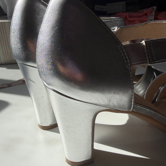 Life stride Women's Silver Sandals 8.5M GUC HOLIDAY PARTY heels NYE - Picture 14 of 16